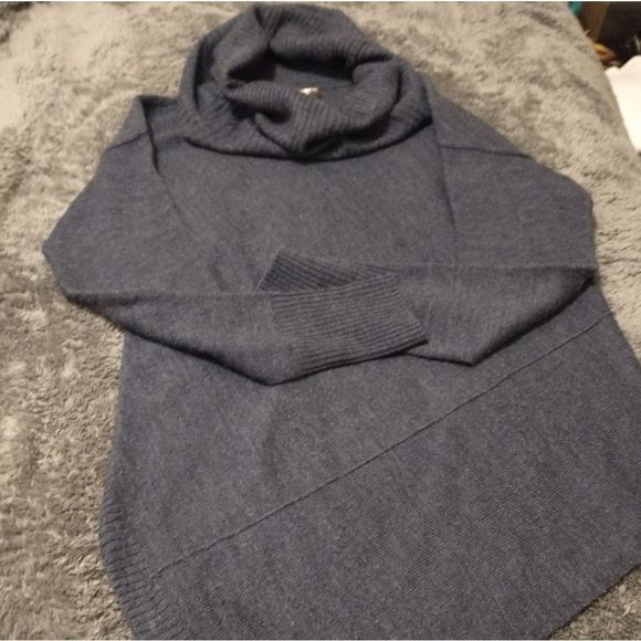 🎈3/$12 Asymmetrical Sweater!!! - Picture 9 of 9